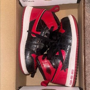 Jordan 1 Mid
Black + Red = Bred (TD)
Size 7C